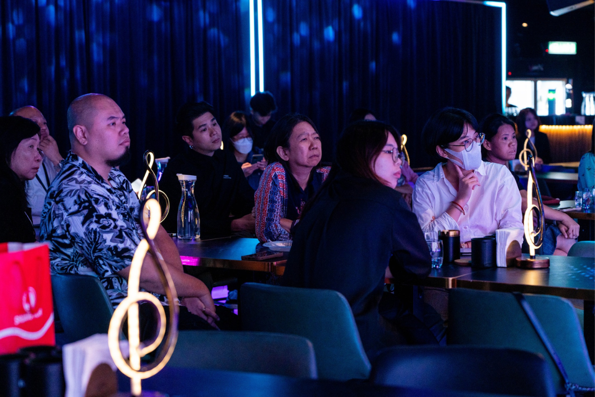 Why Do People at Bars Today Care More About “Scoring Points” on Stage Than Drinking?